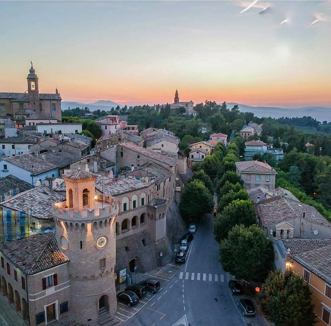La casa vista dall'esterno, con le colline del Verdicchio sullo sfondo