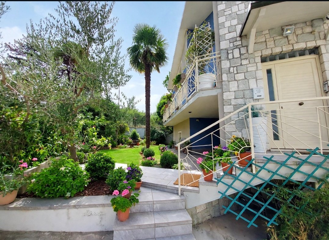 Ingresso e giardino